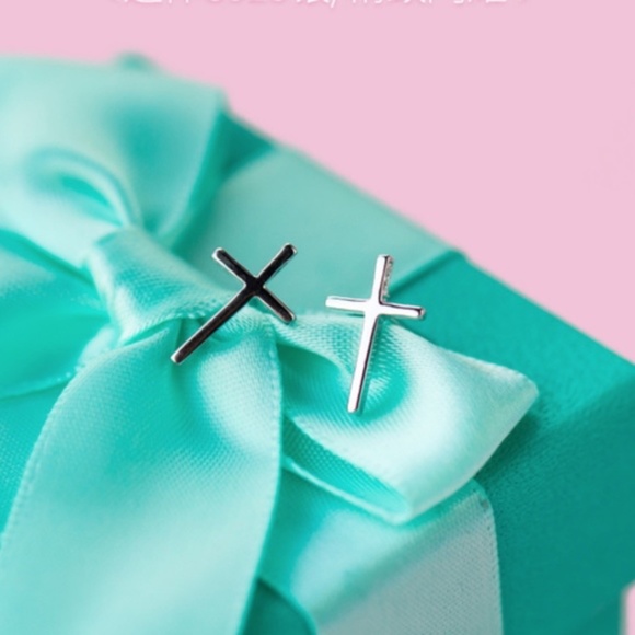 925 Sterling Silver Cross Earrings Minimal Classic Cross Stud Earrings - Picture 6 of 6